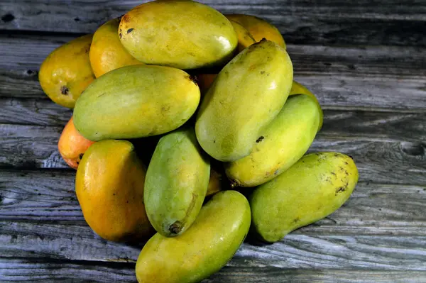 芒果是富含营养的水果 具有独特的风味 提摩和阿尔方索芒果的选择焦点 — 图库照片