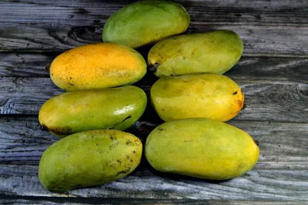 芒果是一种营养丰富的水果 具有独特的风味 味道和特莫尔芒果在木材上的选择性着色 — 图库照片
