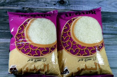 Kahire, Mısır, 25 Temmuz 2023: Al Bedir Mısırlı beyaz pirinç, beyaz pirinç, kabuğu, kepeği ve mikrobu alınmış öğütülmüş pirinç, tohumlar parlak, beyaz, parlak görünümlü, kısa tahıllı pirinç