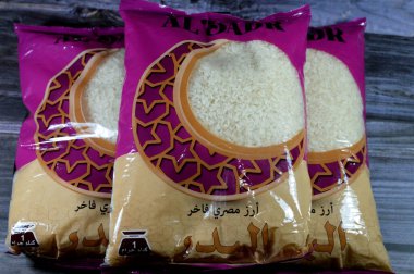 Kahire, Mısır, 25 Temmuz 2023: Al Bedir Mısırlı beyaz pirinç, beyaz pirinç, kabuğu, kepeği ve mikrobu alınmış öğütülmüş pirinç, tohumlar parlak, beyaz, parlak görünümlü, kısa tahıllı pirinç