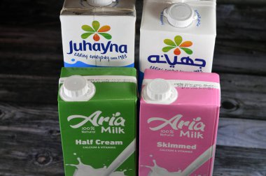 Kahire, Mısır, 25 Temmuz 2023: Aria yağsız süt ve yarım kremalı süt şişeleri kalsiyum, vitamin ve Juhayna kremalı taze inek sütü şişeleri