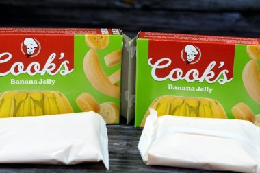 Kahire, Mısır, 25 Temmuz 2023: Aşçının jöleli muz paketi, tatlı kırmızı jöleli puding muz aromalı, soğuk kırmızı muzlu jöleli tatlı seçici odak, jelatin tatlılar