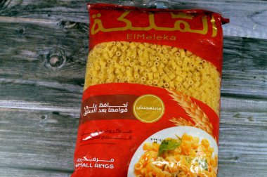 Kahire, Mısır, 25 Temmuz 2023: Elmaleka kuru çiğ makarna, kuru makarna küçük halkalar, kepek buğdayından yapılmış, İtalyan ve diğer tariflerde pişirilmeye hazır kuru makarna seçici odağı
