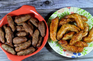 Mısır 'ın klasik ev yapımı sosisi, içi doldurulmuş mumya sosisi, bağırsakları baharatlı pirinç ve pirinç koftası, Mısır' da lezzetli ve popüler bir yemektir.