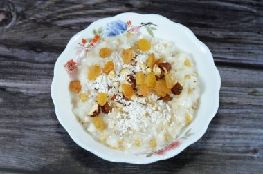 Ashure, Ashura ya da Nuh 'un pudingi, tatlı gibi bir lapa, buğday taneleri, süt, kuru üzüm, parçalanmış hindistan cevizi ve fındıktan yapılmış Doğu Akdeniz kaynaklı tatlı bir puding, seçici odak noktası