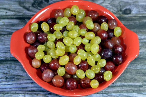 Uvas Frescas Verdes Vermelhas Uma Fruta Botanicamente Uma Baga Das — Fotografia de Stock