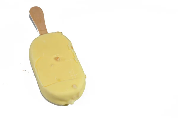 바닐라 아이스크림 스틱에는 견과류 견과류로 코팅되어 바닐라 아이스크림 있으며 화이트 — 스톡 사진