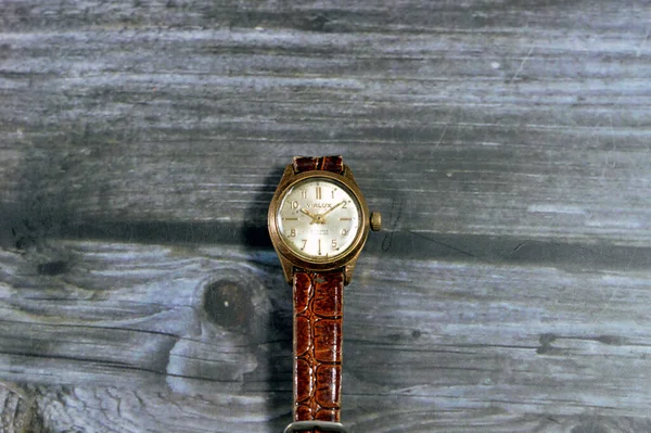 カイロ エジプト 2023 古いヴィンテージのレトロなアンティークラグジュアリー腕時計 Vialuxスイスは 木製の背景で孤立しました 時間時計の選択的な焦点 古いもの 豪華な古いアイテム — ストック写真