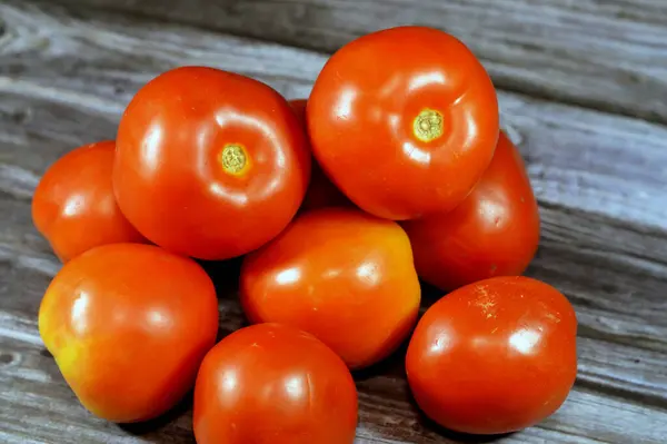木本背景下分离的新鲜红番茄堆 新鲜生鲜有机番茄的选择焦点 健康食品 农业蔬菜和减肥概念 — 图库照片