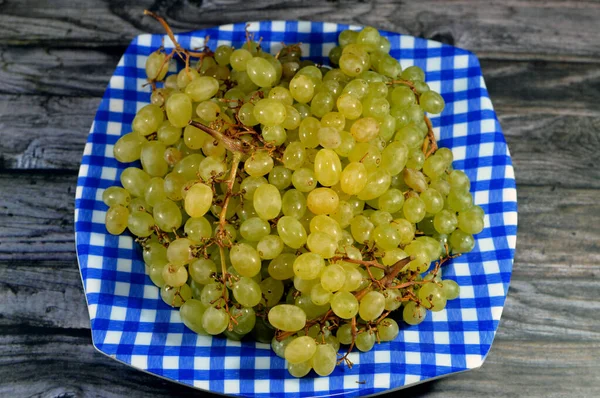 Prato Frutas Frescas Uvas Verdes Sem Sementes Isoladas Fundo Madeira — Fotografia de Stock