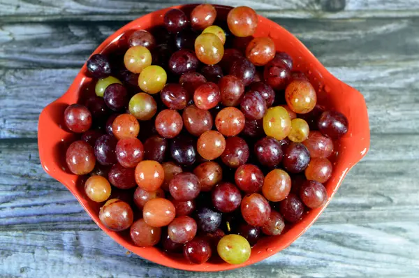 Uvas Rojas Una Fruta Botánicamente Una Baya Las Vides Leñosas —  Fotos de Stock