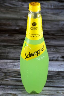 Giza, Mısır, 27 Temmuz 2023: Schweppes premium köpüklü meşrubat nane aromalı meyve suyu içerir, Schweppes 1783 yılında Cenevre Cumhuriyeti 'nde kurulmuş bir içecek markasıdır.