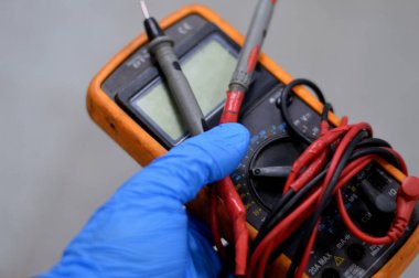 Kahire, Mısır, 27 Temmuz 2023: DT9205A Dijital multimetre, temel olarak voltaj (voltaj), akım (amper) ve direnç (ohms) olmak üzere iki veya daha fazla elektriksel değeri ölçmek için kullanılan bir test aracı, seçici odaklanma (ohms)