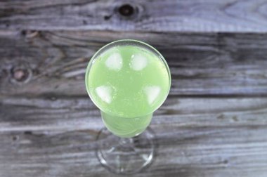 Buzlu limonlu nane şekeri, yeşil soda, karbonatlı limonata içecekleri, çoğu zaman yüksek miktarda sodyum benzoat içerir ve bu da içeceğe hafif metalik bir tat verir.