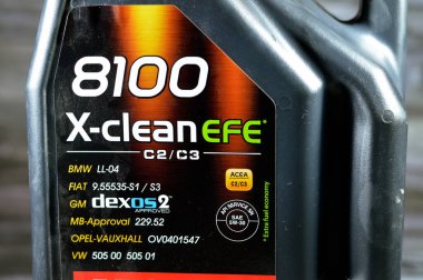Kahire, Mısır, 28 Temmuz 2023: Motul X-clean EFE 8100 motor yağı SAE 5W-30 Sentetik Yüksek Performans benzini ve son nesil arabalar için dizel motor yağı, yüksek HTHS ve orta SAPS yağları gerektiriyor