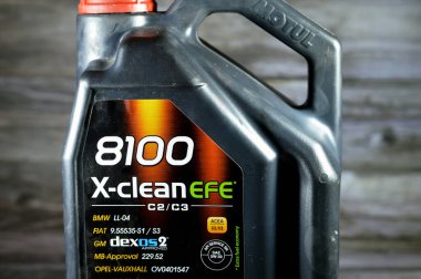 Kahire, Mısır, 28 Temmuz 2023: Motul X-clean EFE 8100 motor yağı SAE 5W-30 Sentetik Yüksek Performans benzini ve son nesil arabalar için dizel motor yağı, yüksek HTHS ve orta SAPS yağları gerektiriyor