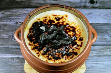 Fırında pilav, pirinç, mısır unu, şeker, su ya da süt ve Riz au lait, Sholezard ve Moghli gibi diğer malzemeler üzerine pirinç pudingi güveci.