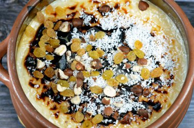 Fırında pilav, pirinç, mısır unu, şeker, su ya da süt ve Riz au lait, Sholezard ve Moghli gibi diğer malzemeler üzerine pirinç pudingi güveci.