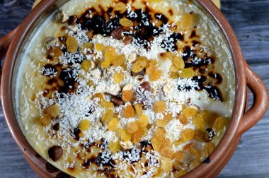 Fırında pilav, pirinç, mısır unu, şeker, su ya da süt ve Riz au lait, Sholezard ve Moghli gibi diğer malzemeler üzerine pirinç pudingi güveci.