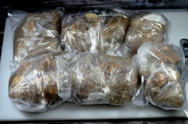 Haşlanmış kırmızı et parçaları taze et çorbası ile sıcak suda pişirilir veya çeşitli mutfaklarda pişirilir, yağ tabakasıyla kaplanmış et soğutucu poşetlerinde dondurulur ve saklanır.