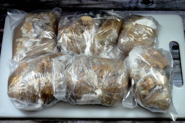 Haşlanmış kırmızı et parçaları taze et çorbası ile sıcak suda pişirilir veya çeşitli mutfaklarda pişirilir, yağ tabakasıyla kaplanmış et soğutucu poşetlerinde dondurulur ve saklanır.