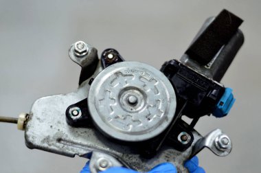 Kahire, Mısır, 26 Temmuz 2023: Dongyang WR pencere motoru, elektrikli pencere kaldıracı, elektrikli pencere düzenleyici, pencere motoru: problemler, test, değiştirme, araba bakım hizmetleri, Dong Yang WR araba parçaları