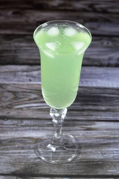 柠檬薄荷软饮料 绿色汽水 碳酸柠檬水 通常含有很高含量的苯甲酸钠 这通常会给饮料带来轻微的金属味 — 图库照片