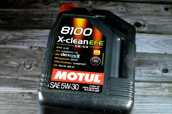 Kahire, Mısır, 28 Temmuz 2023: Motul X-clean EFE 8100 motor yağı SAE 5W-30 Sentetik Yüksek Performans benzini ve son nesil arabalar için dizel motor yağı, yüksek HTHS ve orta SAPS yağları gerektiriyor