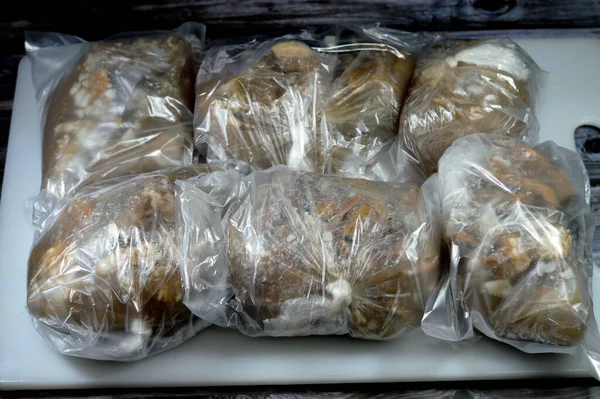 Haşlanmış kırmızı et parçaları taze et çorbası ile sıcak suda pişirilir veya çeşitli mutfaklarda pişirilir, yağ tabakasıyla kaplanmış et soğutucu poşetlerinde dondurulur ve saklanır.