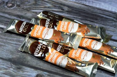 Kahire, Mısır, 29 Temmuz 2023: Nestle Nescafe altın kapuçino yeni karamelli tarif, kadife süt köpüğü ile kompliman gerçek kahve dükkanı deneyimini anında getirmek için, Altın Karamelli Latte