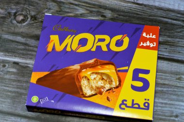 Kahire, Mısır, 29 Temmuz 2023: Cadbury Moro Çikolatalı Karamelli Çikolata, lezzetli bir fıstık ezmesi, tatlı karamel, ve kremalı bir merkez hepsi pürüzsüz sütlü çikolatayla kaplanmış, seçici odaklı.