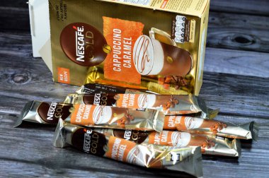 Kahire, Mısır, 29 Temmuz 2023: Nestle Nescafe altın kapuçino yeni karamelli tarif, kadife süt köpüğü ile kompliman gerçek kahve dükkanı deneyimini anında getirmek için, Altın Karamelli Latte