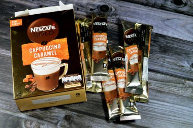 Kahire, Mısır, 29 Temmuz 2023: Nestle Nescafe altın kapuçino yeni karamelli tarif, kadife süt köpüğü ile kompliman gerçek kahve dükkanı deneyimini anında getirmek için, Altın Karamelli Latte