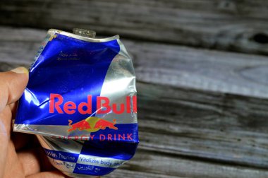 Kahire, Mısır, 28 Temmuz 2023: Ezilmiş Red Bull enerji içeceği, Avusturyalı Red Bull GmbH şirketine ait bir enerji içeceği markası.