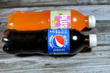 Kahire, Mısır, 29 Temmuz 2023: Pepsi, kola aromalı plastik şişe, PepsiCo tarafından üretilen karbonatlı meşrubat. ve Mirinda Plus mandalina sodası ile İspanya 'da normal olarak üretilen meyve suyu.