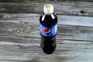Kahire, Mısır, 29 Temmuz 2023: Pepsi, kola aromalı plastik şişe, PepsiCo tarafından üretilen karbonatlı meşrubat. İlk olarak 1893 'te Caleb Bradham tarafından Brad' in İçeceği adıyla yaratıldı ve geliştirildi.