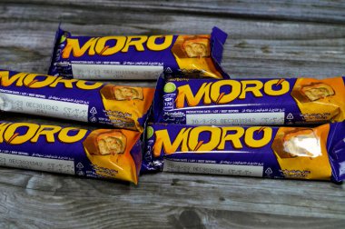 Kahire, Mısır, 29 Temmuz 2023: Cadbury Moro Çikolatalı Karamelli Çikolata, lezzetli bir fıstık ezmesi, tatlı karamel, ve kremalı bir merkez hepsi pürüzsüz sütlü çikolatayla kaplanmış, seçici odaklı.