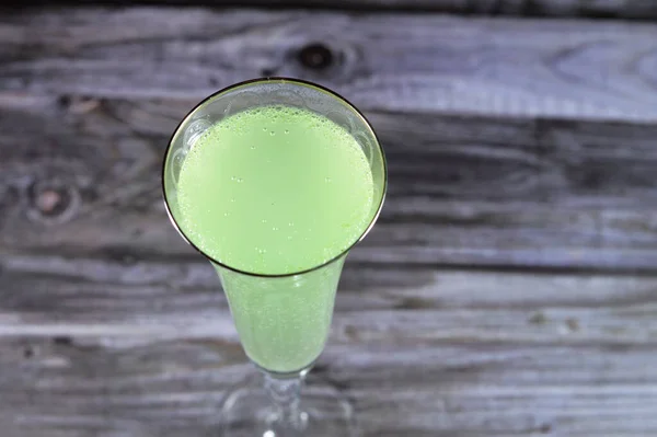 冷やされた冷たいレモンミントソフトドリンク 緑のポップソーダ 炭酸レモネードドリンクは しばしば非常に高いレベルの塩酸ナトリウムを含み これはしばしば飲料にわずかな金属味を与えます — ストック写真