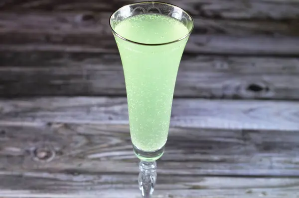 冷やされた冷たいレモンミントソフトドリンク 緑のポップソーダ 炭酸レモネードドリンクは しばしば非常に高いレベルの塩酸ナトリウムを含み これはしばしば飲料にわずかな金属味を与えます — ストック写真