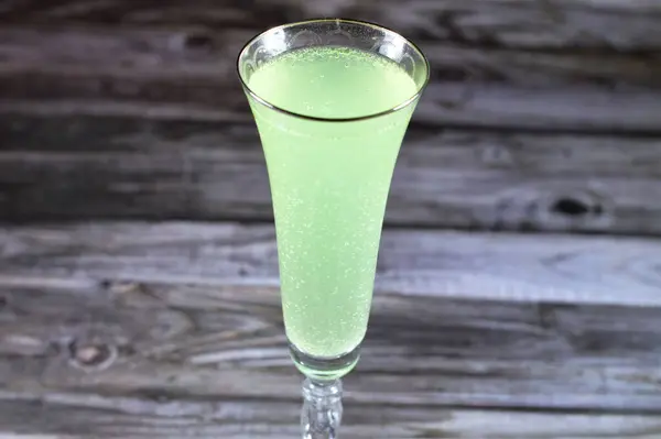 Freddo Refrigerato Menta Limone Bibita Soda Pop Verde Bevande Gassate — Foto Stock