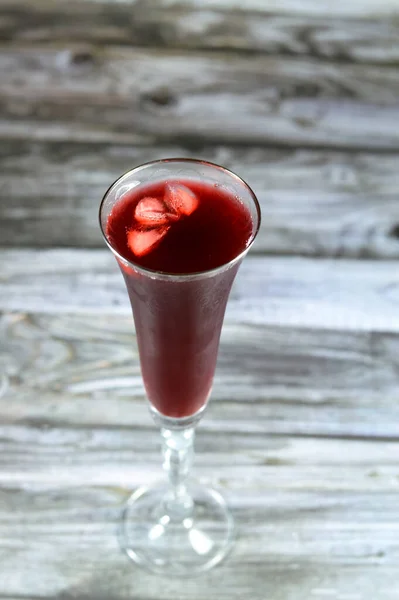 新鲜的冰罗塞尔果汁杯 用煮沸的干罗塞尔香草和一种比萨普水蜜汁制成 是罗塞尔植物Hibiscus的花朵 用冰块加甜和冷却后食用 — 图库照片