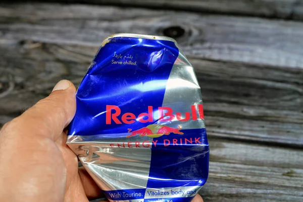 2023年7月28日 エジプト カイロ エジプト2023年7月28日 オーストリアのレッドブル社が作成し所有するエネルギー飲料のブランドレッドブルエネルギー飲料 そのスローガン Red Bull Gives You — ストック写真