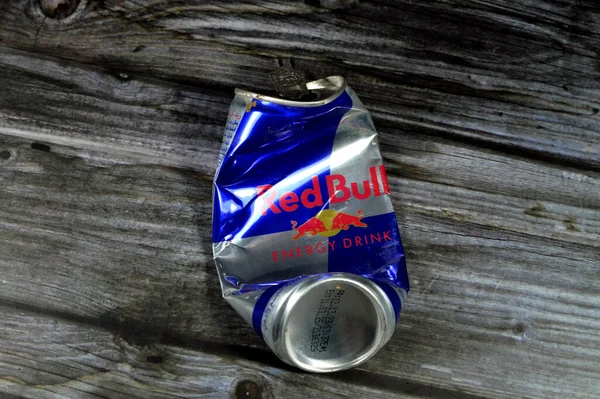 Cairo Egypte Juli 2023 Verpletterde Gedeukte Red Bull Energiedrank Een — Stockfoto