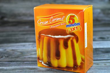 Kahire, Mısır, 29 Temmuz 2023: 5 dakika kremalı karamel, karamelli puding ya da muhallebi, bir tabaka berrak karamel soslu muhallebi, süt, şeker ve yumurtalı sade muhallebi.