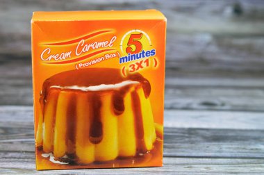 Kahire, Mısır, 29 Temmuz 2023: 5 dakika kremalı karamel, karamelli puding ya da muhallebi, bir tabaka berrak karamel soslu muhallebi, süt, şeker ve yumurtalı sade muhallebi.