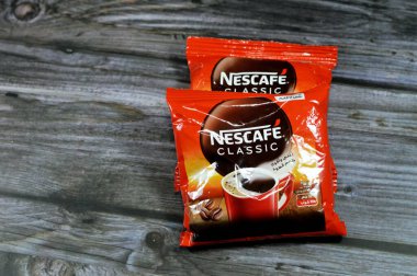 Kahire, Mısır, 29 Temmuz 2023: Nescafe klasik kesesi ahşap arka planda izole edilmiş, Nescafe, Nestle tarafından üretilen bir markadır.