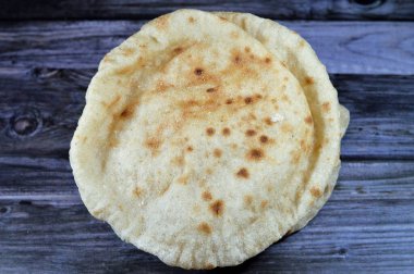 Buğday kepekli ve unlu geleneksel Mısır düz ekmeği, normal Aish Baladi veya son derece sıcak fırınlarda pişirilmiş Mısır ekmeği, buğday unu, maya, tuz ve su karışımının bir sonucudur.