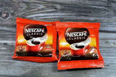 Kahire, Mısır, 29 Temmuz 2023: Nescafe klasik kesesi ahşap arka planda izole edilmiş, Nescafe, Nestle tarafından üretilen bir markadır.