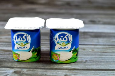 Kahire, Mısır, 29 Temmuz 2023: Laktel doğal yoğurdu, doğal kalsiyum, vitamin ve mineral kaynağı ve hiçbir koruyucu içermiyor, izole edilmiş plastik bir kabın içindeki doğal yoğurdun seçici odağı