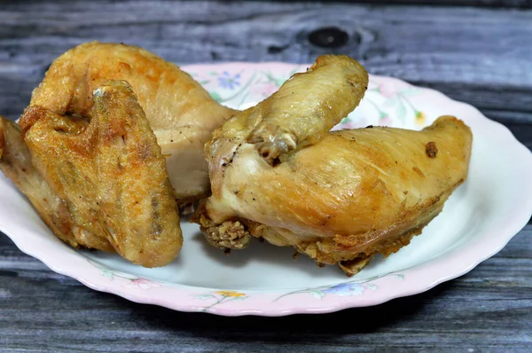 Sepiring Dada Dan Sayap Ayam Panggang Dengan Tulang Dipanggang Masakan — Stok Foto